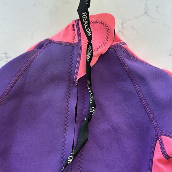 Kids wetsuit. Size L kids. Would fit a “normal” 8-11 year old. Full length - Picture 4 of 5